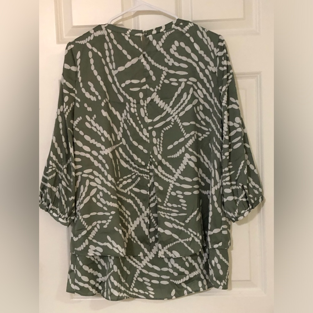 2/$30 Chico’s Green Ivory Keyhole Blouse 3/4 Sleeve Abstract Print Tunic Sz 1 - Picture 6 of 14